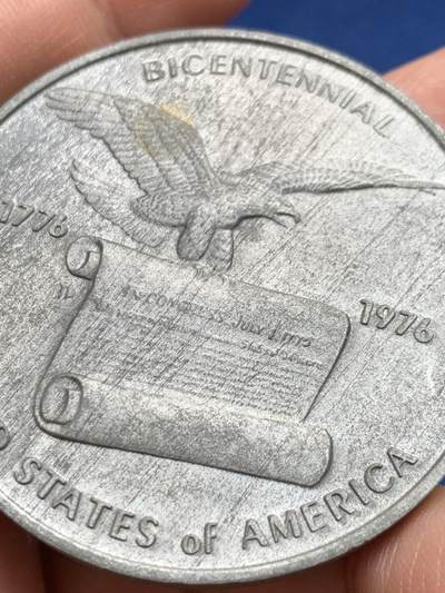 《竞宝斋》第438场 周日，周一，周二 3场连拍 （全场包邮） 美国1976年建国200周年纪念章，少见锡质 ，正面美国鹰抓独立宣言，背面独立厅，直径51mm，重量47.7g，磨砂拉丝状态，保存得不错。