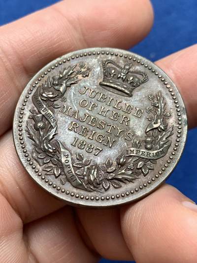 《竞宝斋》第438场 周日，周一，周二 3场连拍 （全场包邮） 英国1887年维多利亚女王在位50周年纪念铜章，直径36.2mm，重22.7克。