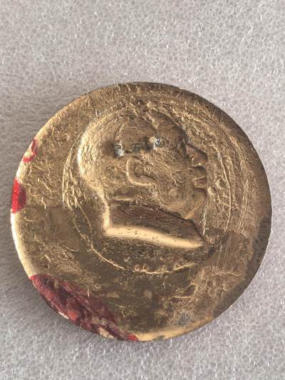 综合藏品场.喜欢出价就得！无套路无托.诚信惠友交友！自动快拍. 咏梅 毛主席像章直径约63MM保真包老.编号280033