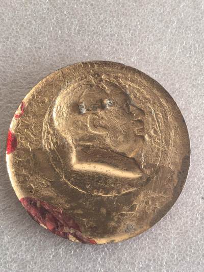 综合藏品场.喜欢出价就得！无套路无托.诚信惠友交友！自动快拍. 咏梅 毛主席像章直径约63MM保真包老.编号280033