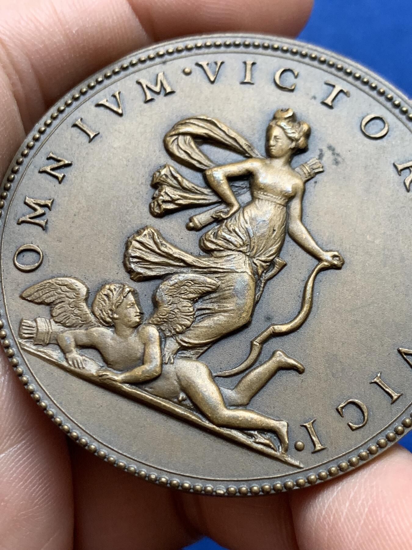 《竞宝斋》第438场 周日，周一，周二 3场连拍 （全场包邮） 法国16世纪瓦伦蒂诺公爵夫人戴安娜纪念大铜章，背面拉丁文翻译为“不是以武力战胜了胜利者”。带BRONZE边铭，20世纪初后铸，直径52.4mm，重量58.5g。