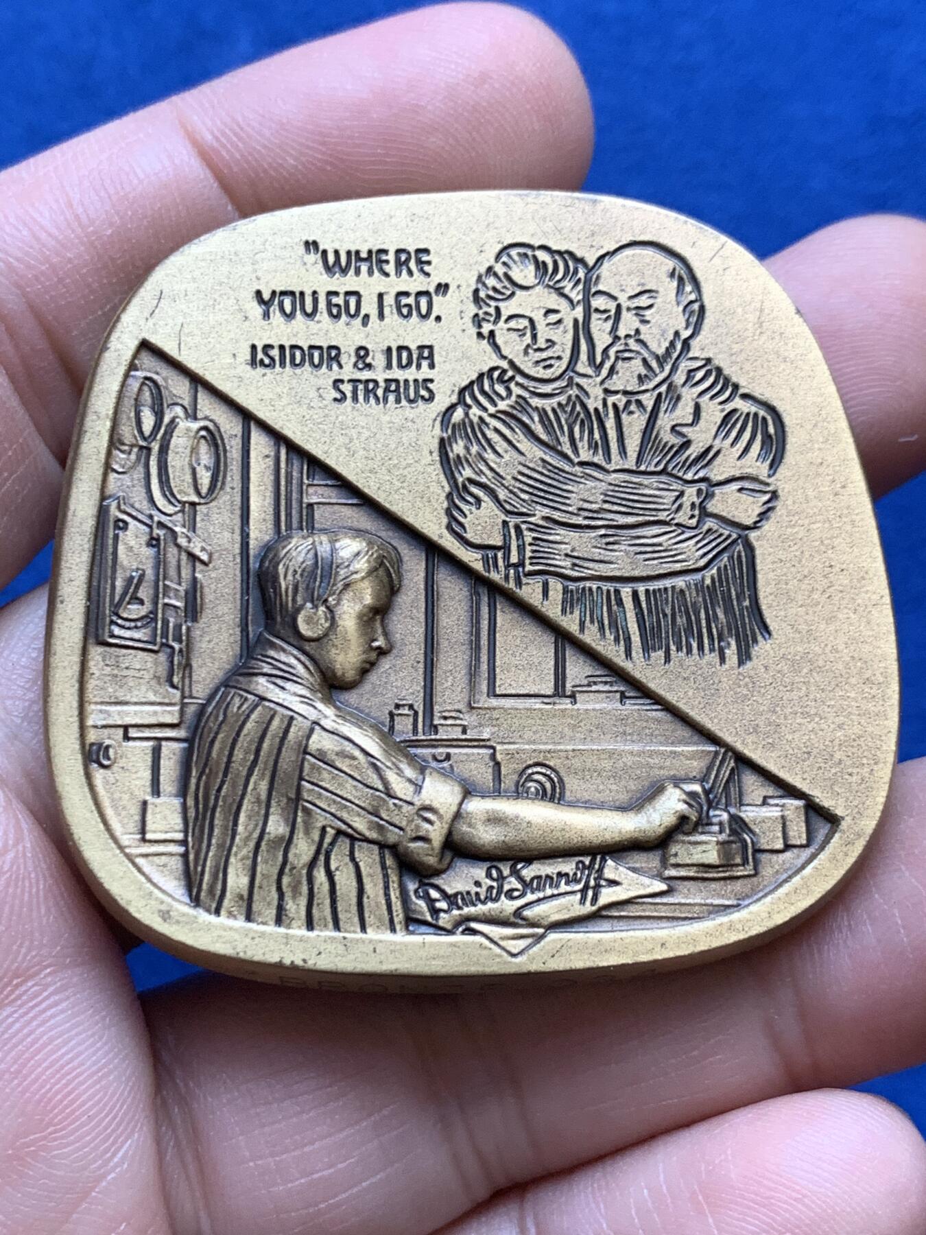 《竞宝斋》第438场 周日，周一，周二 3场连拍 （全场包邮） 1998年美国犹太名人堂系列章牌之伊西多•施特劳斯夫妇和大卫•萨尔诺夫，铜章铸造450枚。伊西多·斯特劳斯于1845年出生于巴伐利亚州，9岁时来到美国，先是住在佐治亚州，然后住在纽约市。1873年，伊西多和他的兄弟内森开始在梅西百货出售玻璃器皿和瓷器。到1896年，这家企业非常成功，Strauses买下了整个商店。伊西多·斯特劳斯是格罗弗·克利夫兰总统值得信赖的顾问，他曾在国会短暂任职。