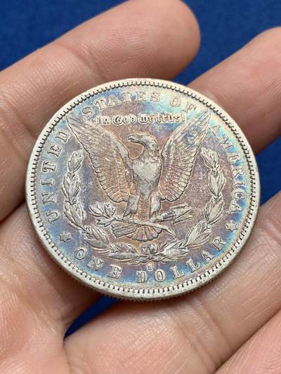 《竞宝斋》第438场 周日，周一，周二 3场连拍 （全场包邮） 美国1879年摩根银币S厂 早期年份，好彩摩根，女神面深蓝月牙彩，背面深蓝环彩，中间红褐色满彩，非常漂亮的一枚彩摩根，细节见图。