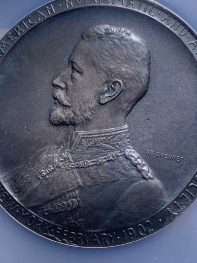 《竞宝斋》第438场 周日，周一，周二 3场连拍 （全场包邮） NGC MS64 美国1902年纪念德国普鲁士王子访问纪念大银章。尺寸69.7MM，拿在手里沉甸甸。正面为中老年身穿戎装的普鲁士王子，背面为代表商业繁荣的墨丘利身处云层中看向西方。在背面的右下角还有代表美国的盾徽和普鲁士的鹰徽连在一起。不管是王子人像面还是墨丘利面都雕刻的极其繁复。发行量301枚，matte工艺，入盒首见。