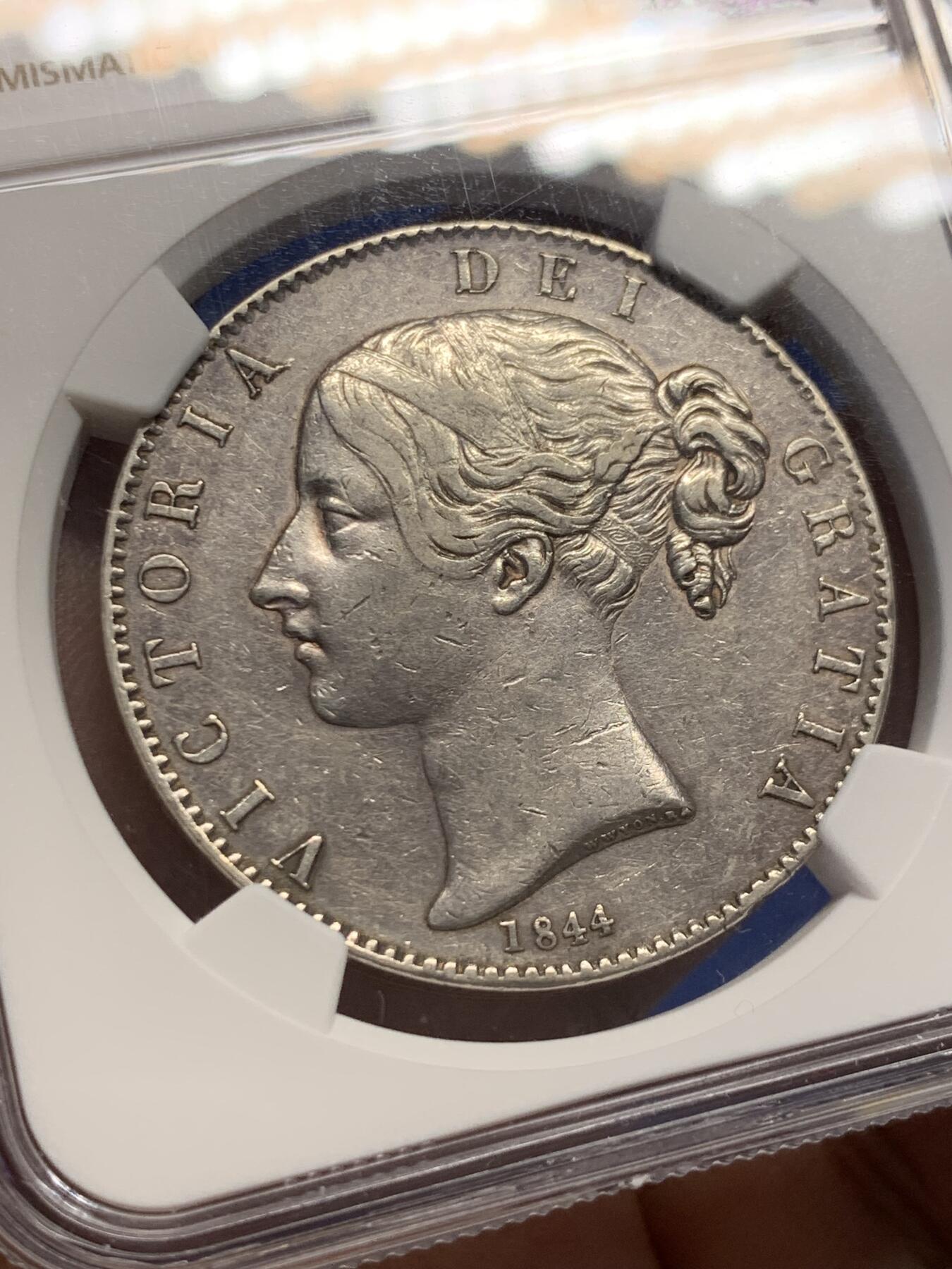 《竞宝斋》第438场 周日，周一，周二 3场连拍 （全场包邮） NGC XFD 英国1844年小维克朗银币，三个年份中最少见的，整体细节很好，背面树叶可以看见纹路，性价比很高