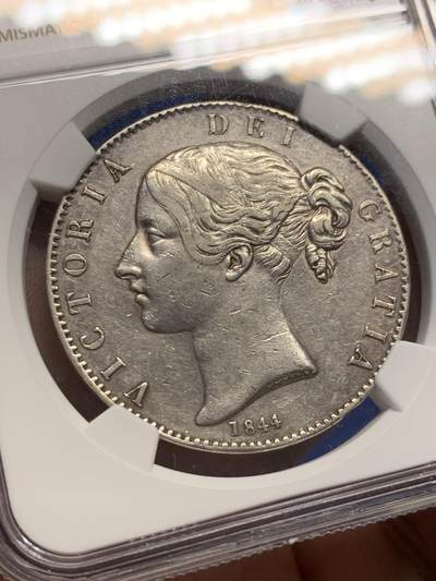 《竞宝斋》第438场 周日，周一，周二 3场连拍 （全场包邮） NGC XFD 英国1844年小维克朗银币，三个年份中最少见的，整体细节很好，背面树叶可以看见纹路，性价比很高