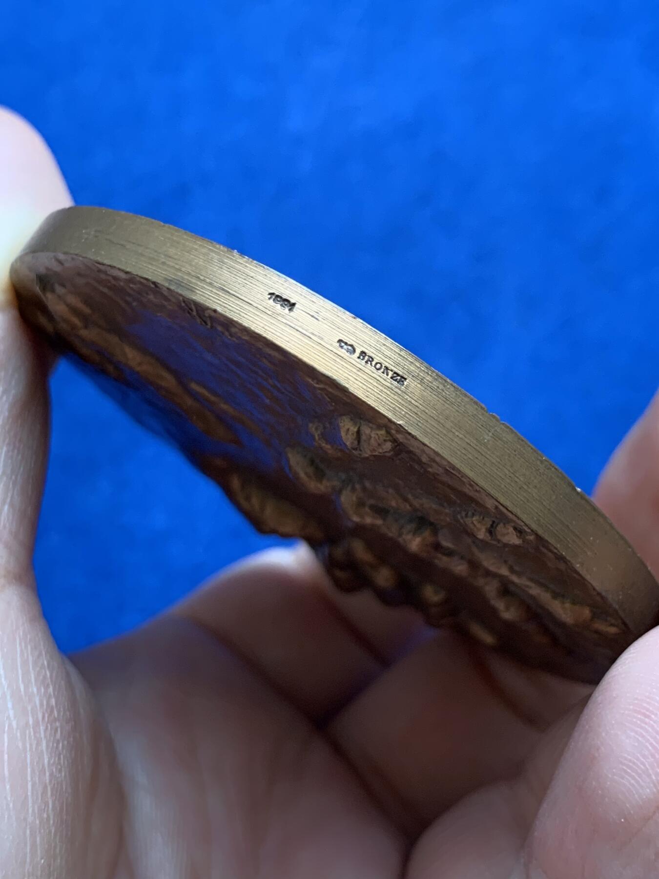 《竞宝斋》第438场 周日，周一，周二 3场连拍 （全场包邮） 法国巴黎国际风湿病学大会纪念章 180.9克 66.8mm