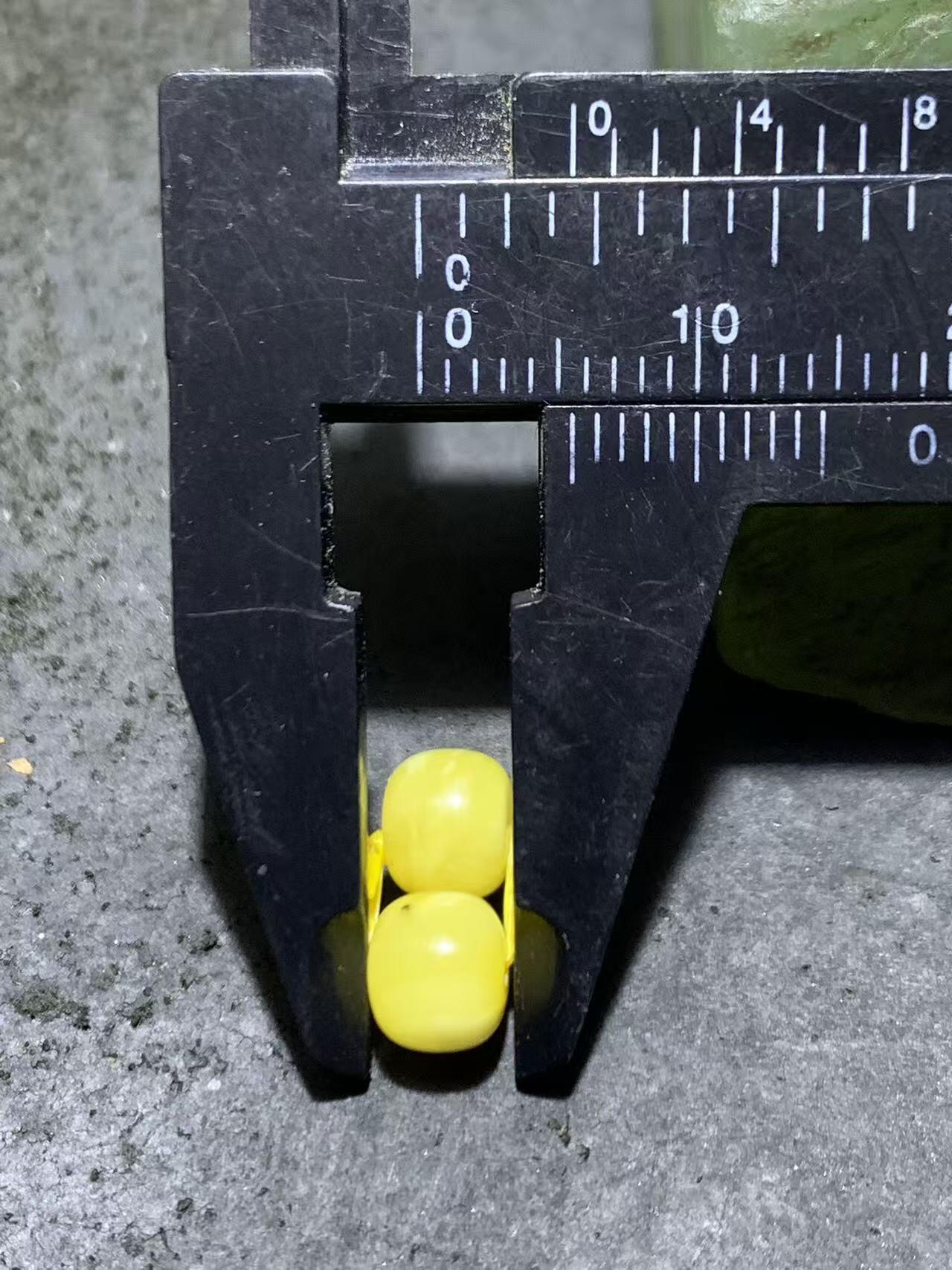 天然俄料原矿蜜蜡小尺寸老形桶珠腰珠两颗，，，