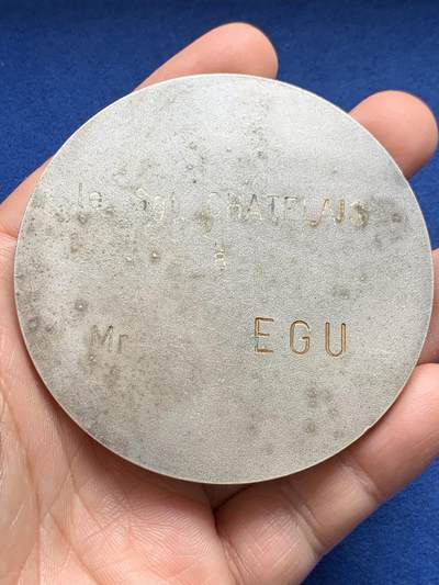 《竞宝斋》第438场 周日，周一，周二 3场连拍 （全场包邮） 法国空军第2伞降团第2连镀银大铜章，少见背刻实名+带边铭，尺寸巨大厚重，直径72.8mm，重量156.1g。