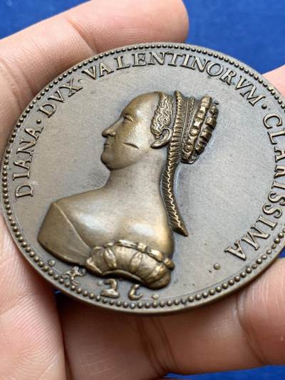 《竞宝斋》第438场 周日，周一，周二 3场连拍 （全场包邮） 法国16世纪瓦伦蒂诺公爵夫人戴安娜纪念大铜章，背面拉丁文翻译为“不是以武力战胜了胜利者”。带BRONZE边铭，20世纪初后铸，直径52.4mm，重量58.5g。