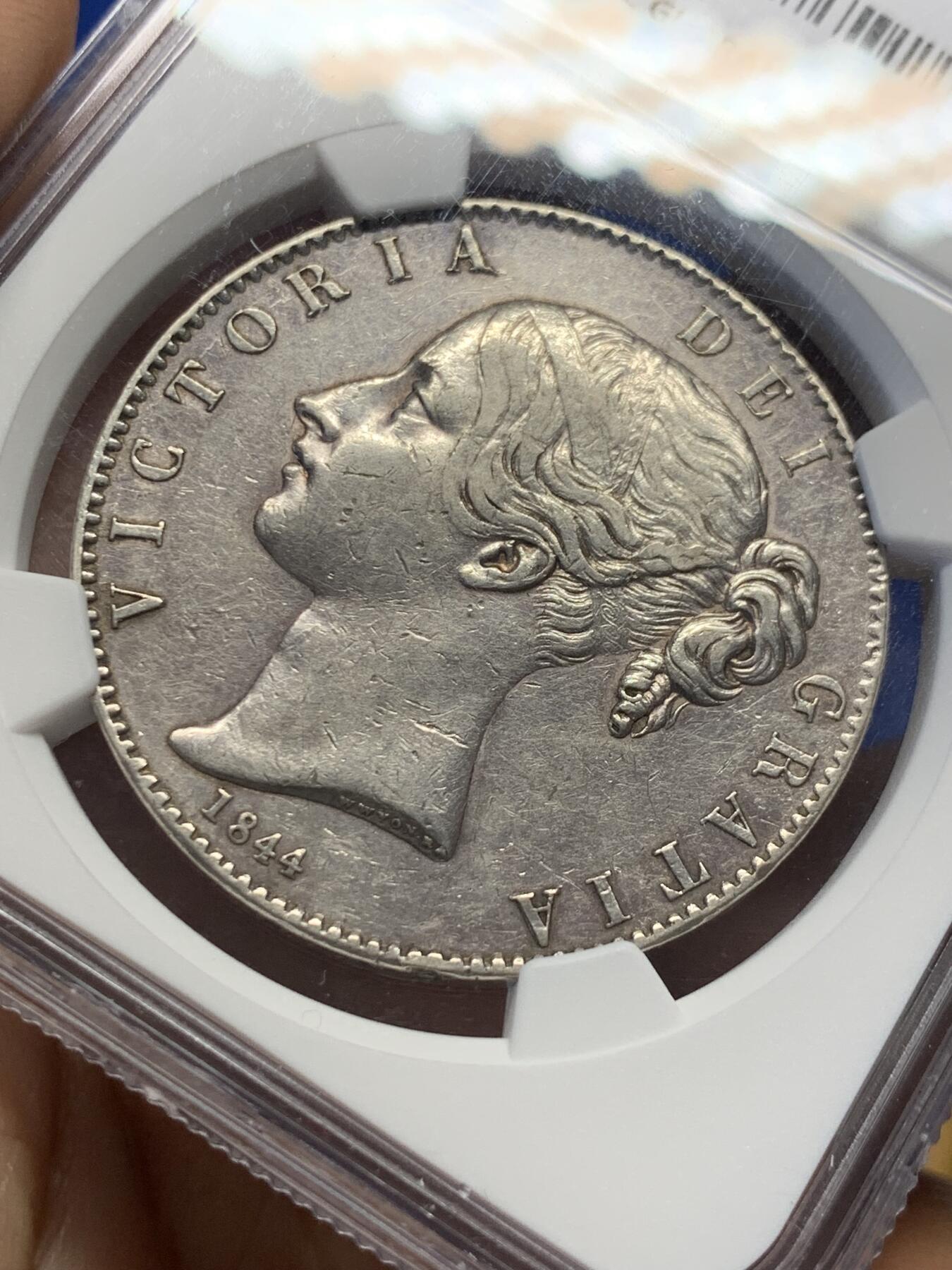 《竞宝斋》第438场 周日，周一，周二 3场连拍 （全场包邮） NGC XFD 英国1844年小维克朗银币，三个年份中最少见的，整体细节很好，背面树叶可以看见纹路，性价比很高