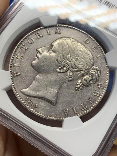 《竞宝斋》第438场 周日，周一，周二 3场连拍 （全场包邮） NGC XFD 英国1844年小维克朗银币，三个年份中最少见的，整体细节很好，背面树叶可以看见纹路，性价比很高