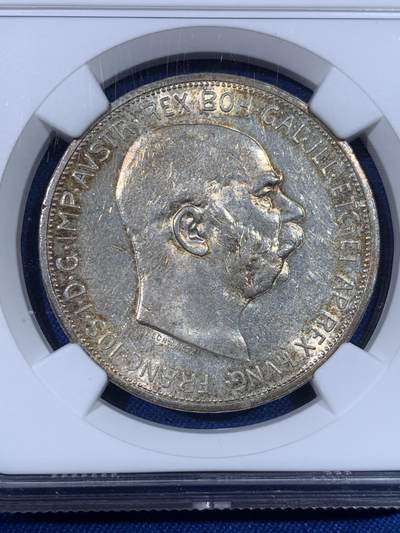 《竞宝斋》第438场 周日，周一，周二 3场连拍 （全场包邮） NGC AU55 奥地利1909年弗兰茨约瑟夫一世免冠像5克朗银币 大头版淡金色环彩包浆