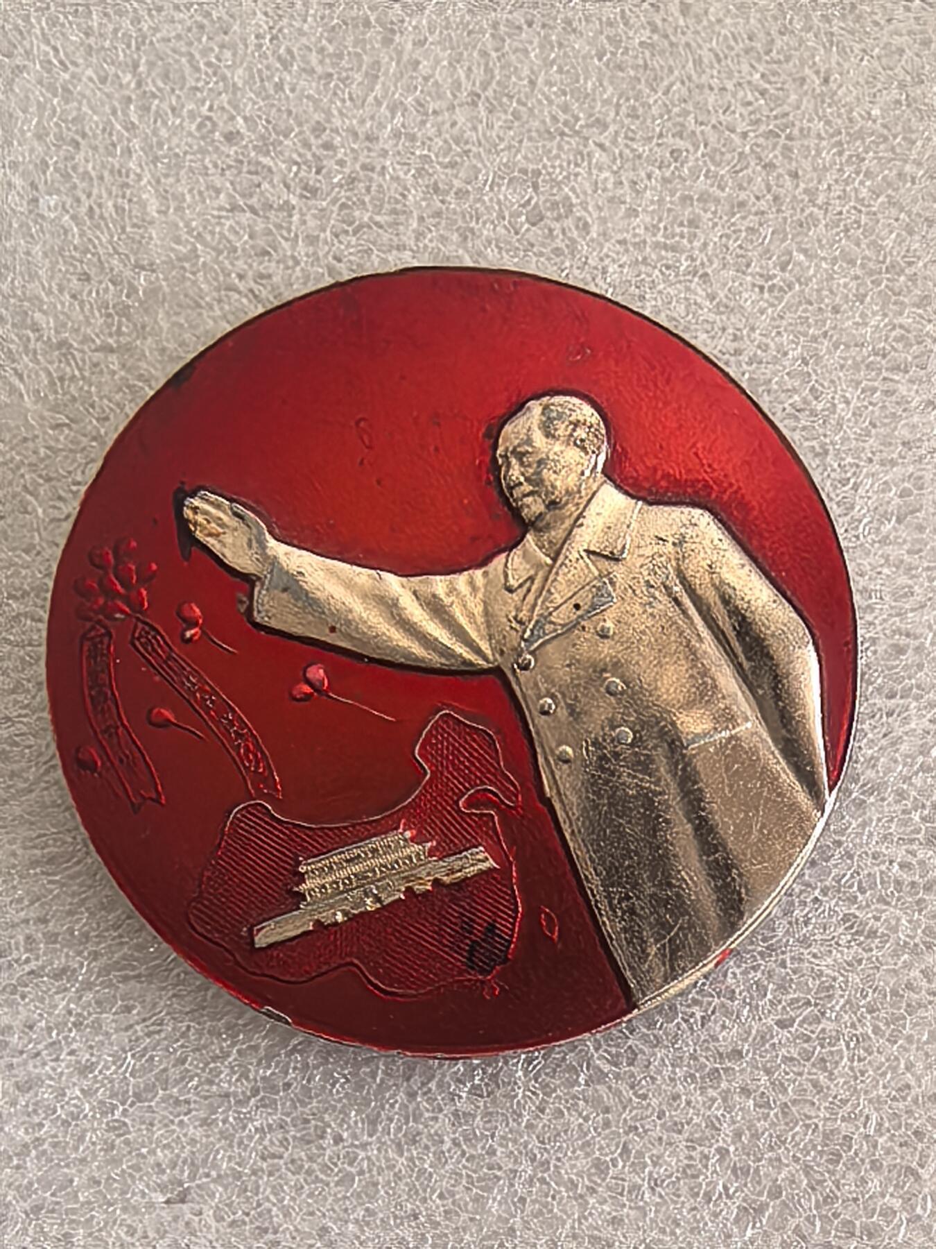 红色像章专场.包老包真.文革时期.实图拍摄.特价惠友 毛主席像章直径约50MM保真包老.编号280021.