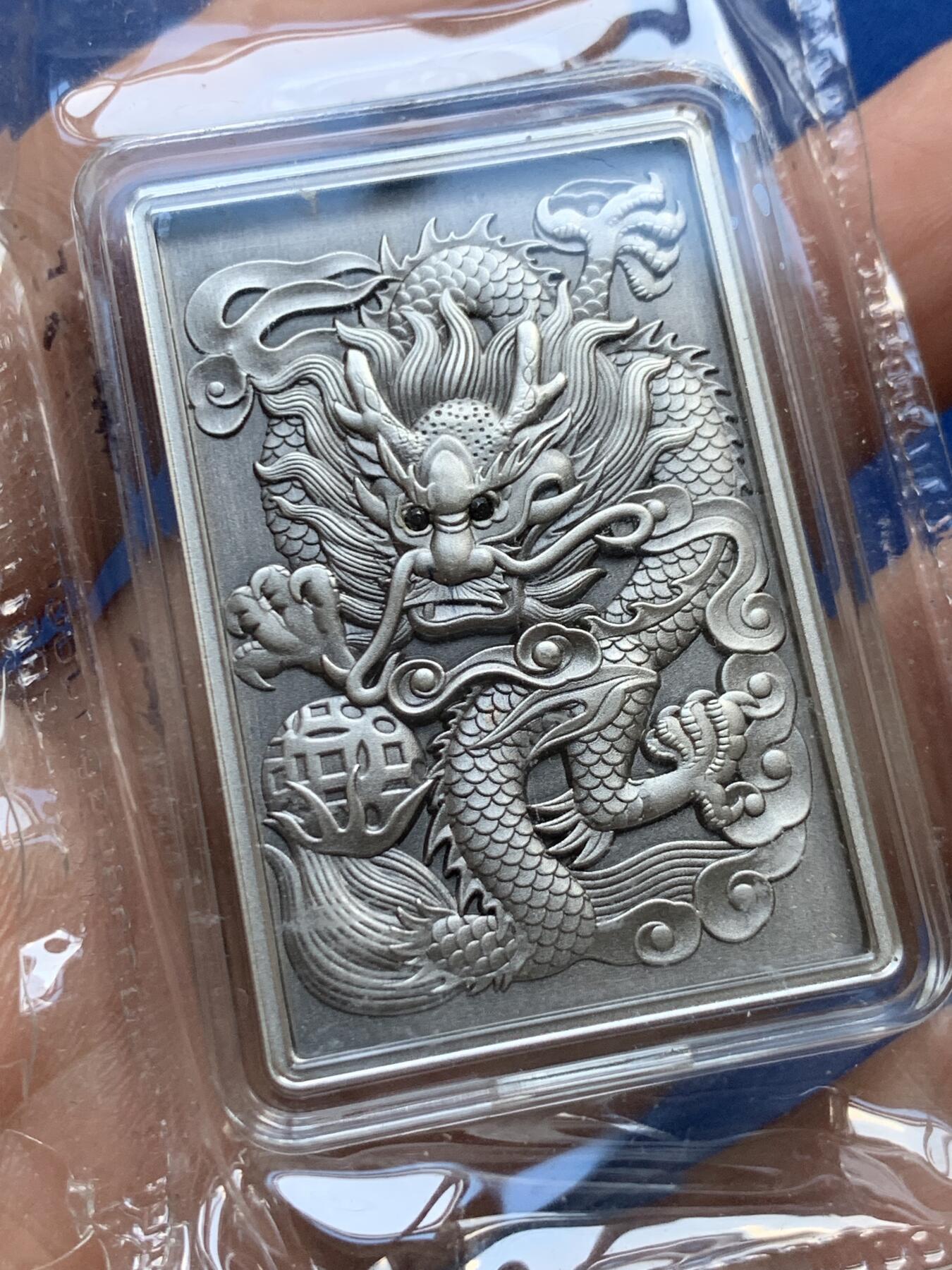 《竞宝斋》第438场 周日，周一，周二 3场连拍 （全场包邮） 两枚一组 吉祥龍鳳方型紀念章，硫化古银+纯铜，吉祥龙凤铜章（铜硫化古银），规格30*45mm，镶嵌红宝石，中国钱币发行，发行量999枚，有证书。