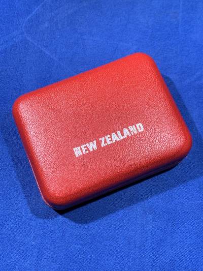 《竞宝斋》第438场 周日，周一，周二 3场连拍 （全场包邮） - 新西兰1977年伊丽莎白二世精制一元银币，女王在位25周年银禧纪念，盒装，塑封。