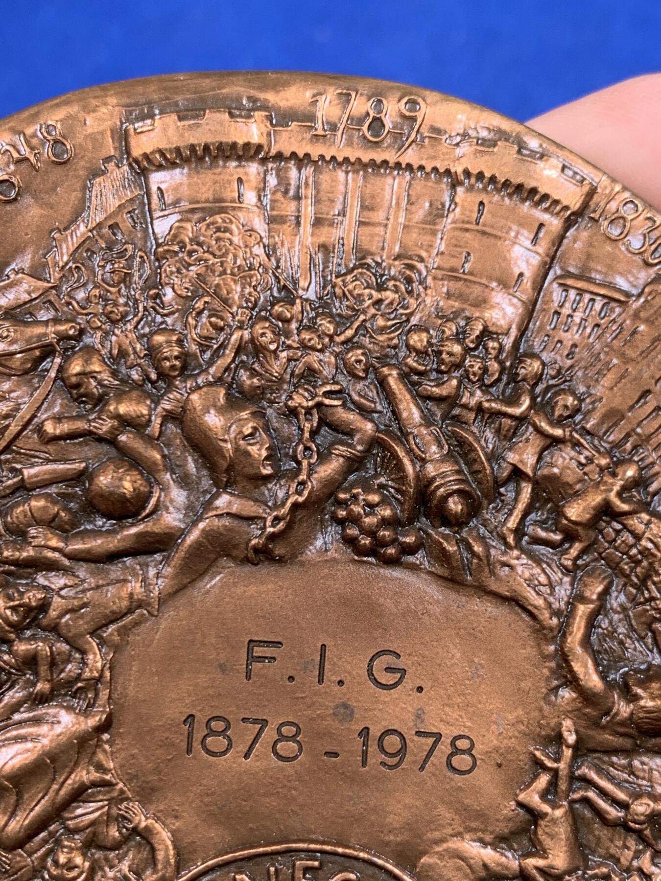 《竞宝斋》第438场 周日，周一，周二 3场连拍 （全场包邮） 1978年法国异形铜章，最宽处约95.7mm，重443克。边铭：1978丰饶角cuivre ，盒装，法国景观，双面高浮雕，非常有创意的设计，正反面是巴黎的著名建筑，重要时间点。背面巴黎市徽上，城市格言'Fluctuat nec mergitur' 源自拉丁语，字面意思是“被浪击打但不沉没”。