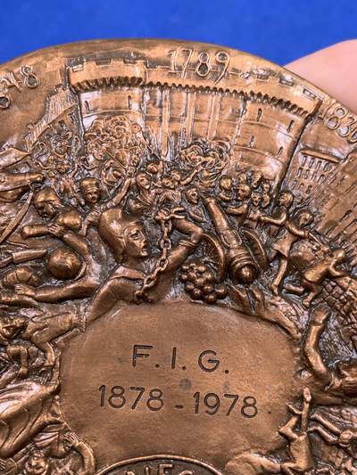 《竞宝斋》第438场 周日，周一，周二 3场连拍 （全场包邮） 1978年法国异形铜章，最宽处约95.7mm，重443克。边铭：1978丰饶角cuivre ，盒装，法国景观，双面高浮雕，非常有创意的设计，正反面是巴黎的著名建筑，重要时间点。背面巴黎市徽上，城市格言'Fluctuat nec mergitur' 源自拉丁语，字面意思是“被浪击打但不沉没”。