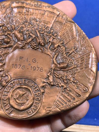 《竞宝斋》第438场 周日，周一，周二 3场连拍 （全场包邮） 1978年法国异形铜章，最宽处约95.7mm，重443克。边铭：1978丰饶角cuivre ，盒装，法国景观，双面高浮雕，非常有创意的设计，正反面是巴黎的著名建筑，重要时间点。背面巴黎市徽上，城市格言'Fluctuat nec mergitur' 源自拉丁语，字面意思是“被浪击打但不沉没”。