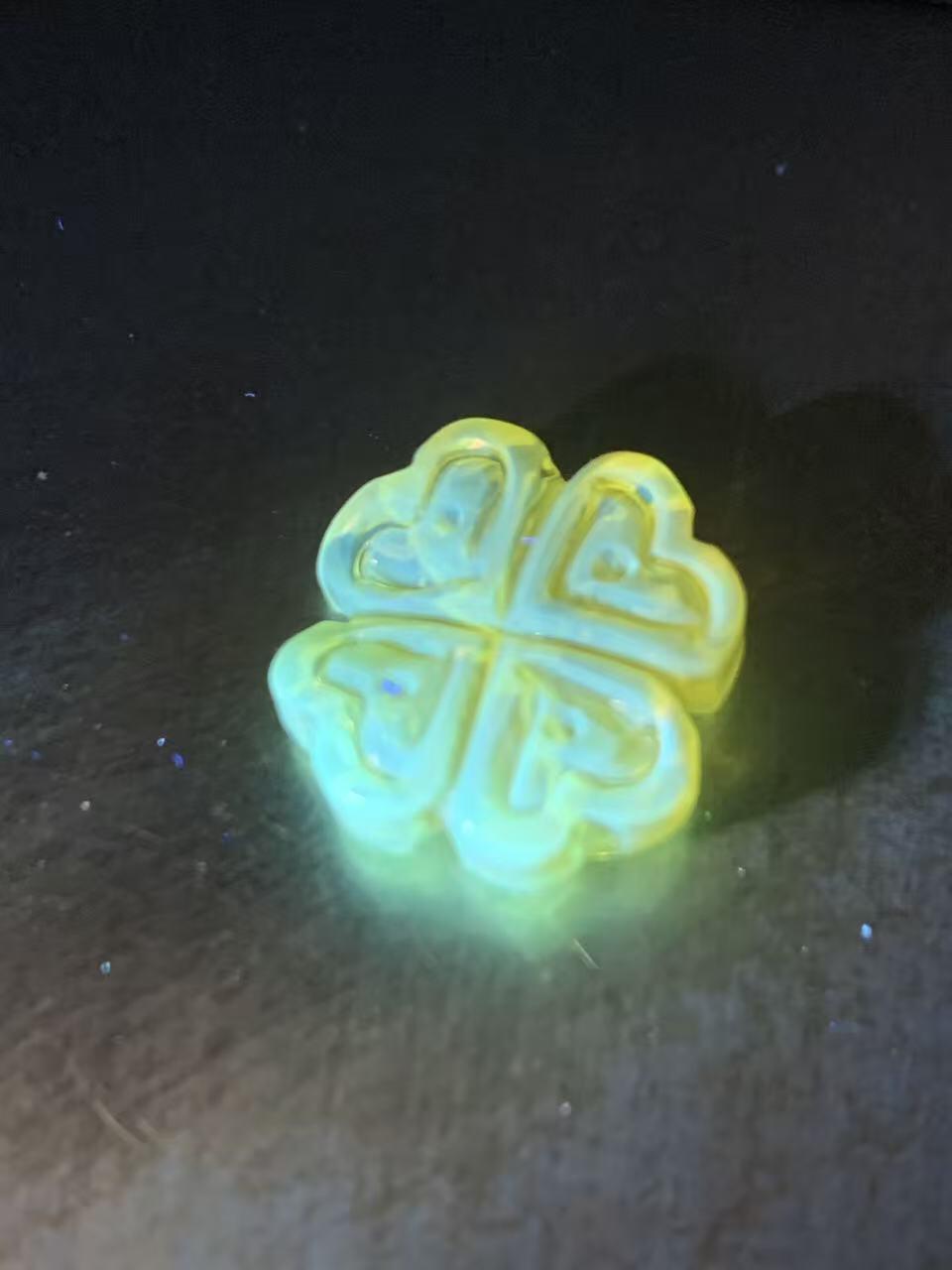 天然乌克兰原矿蜜蜡雕刻四叶幸运草随形通货背云（板珠，吊坠)一个，，