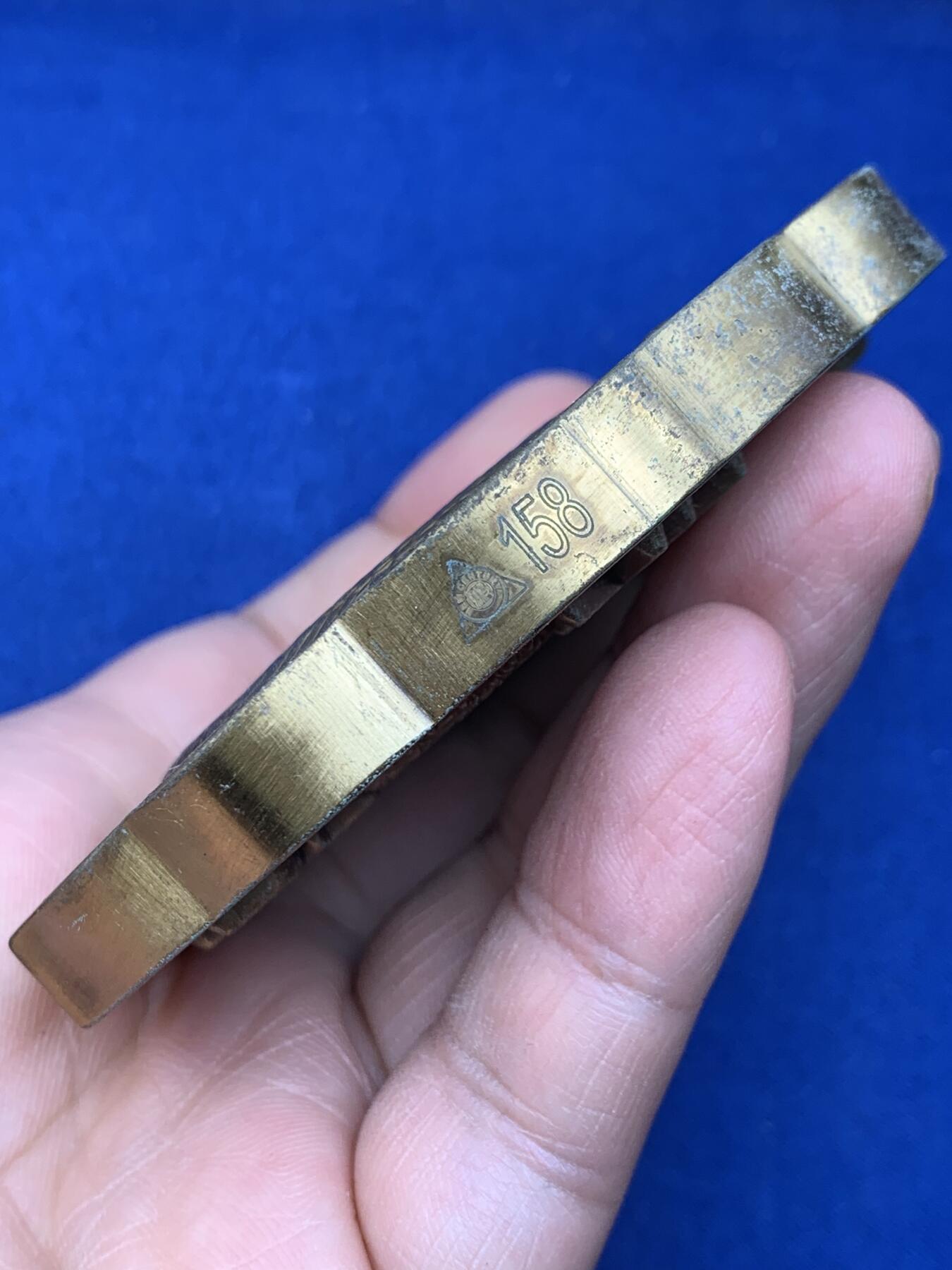 《竞宝斋》第438场 周日，周一，周二 3场连拍 （全场包邮） 上海金菩发行蛇年异形高浮雕铜章，铜章正面图案为“灵蛇献珠”及吉祥纹饰，背面为隋珠并铭刻“灵蛇献珠”字样。隋珠原比喻为无价之宝，直径很大，最宽处约有89.7MM，重412.6克，有厚实的金属盒装，带证书。