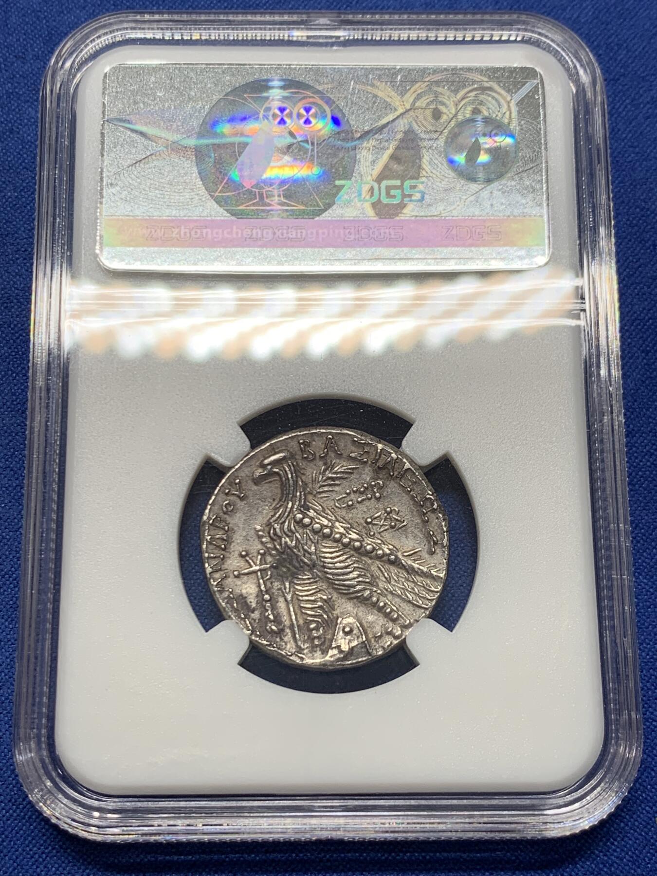 《竞宝斋》第438场 周日，周一，周二 3场连拍 （全场包邮） ZDGS CHXF 古希腊塞琉古帝国 亚历山大巴拉斯 四德大银币  这个国王的外拍价格极高，这枚还是稀少的推罗造币厂，模仿托勒密样式，底板光泽和打制细节极佳