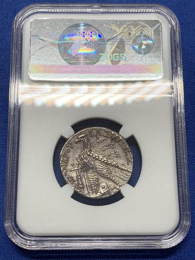 《竞宝斋》第438场 周日，周一，周二 3场连拍 （全场包邮） ZDGS CHXF 古希腊塞琉古帝国 亚历山大巴拉斯 四德大银币  这个国王的外拍价格极高，这枚还是稀少的推罗造币厂，模仿托勒密样式，底板光泽和打制细节极佳