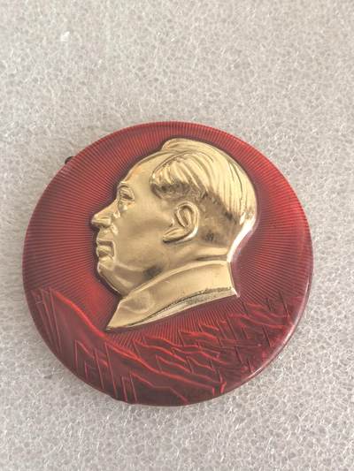 综合藏品场.喜欢出价就得！无套路无托.诚信惠友交友！自动快拍. 毛主席像章直径约53MM保真包老.编号280025