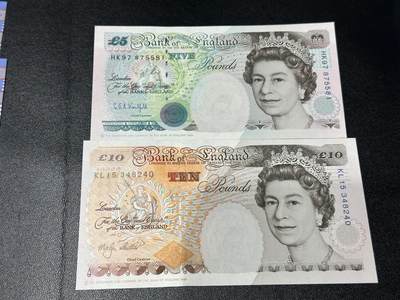 《外钞收藏家》第五百八十五期（精品场）（本平台长期征集拍品、欢迎藏友们联系合作） - 英国1997年E序列5镑史蒂文森+1993年10镑狄更斯两张一对	UNC 5镑有潮点