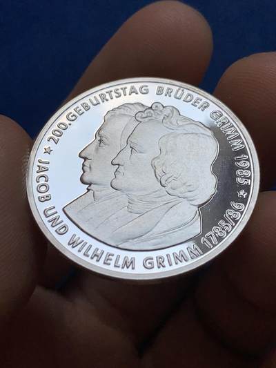 《竞宝斋》第438场 周日，周一，周二 3场连拍 （全场包邮） 德国1985/86格林兄弟诞辰200周年纪念银章（14.92g，999银）