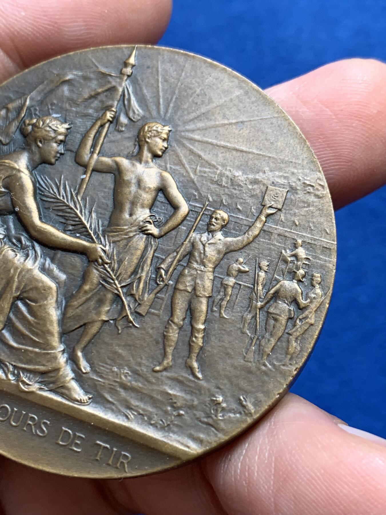 《竞宝斋》第438场 周日，周一，周二 3场连拍 （全场包邮） 法国射击比赛纪念章 丰饶角铜标边铭 67.7克 50.2mm