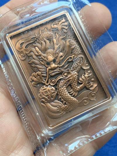 《竞宝斋》第438场 周日，周一，周二 3场连拍 （全场包邮） 两枚一组 吉祥龍鳳方型紀念章，硫化古银+纯铜，吉祥龙凤铜章（铜硫化古银），规格30*45mm，镶嵌红宝石，中国钱币发行，发行量999枚，有证书。