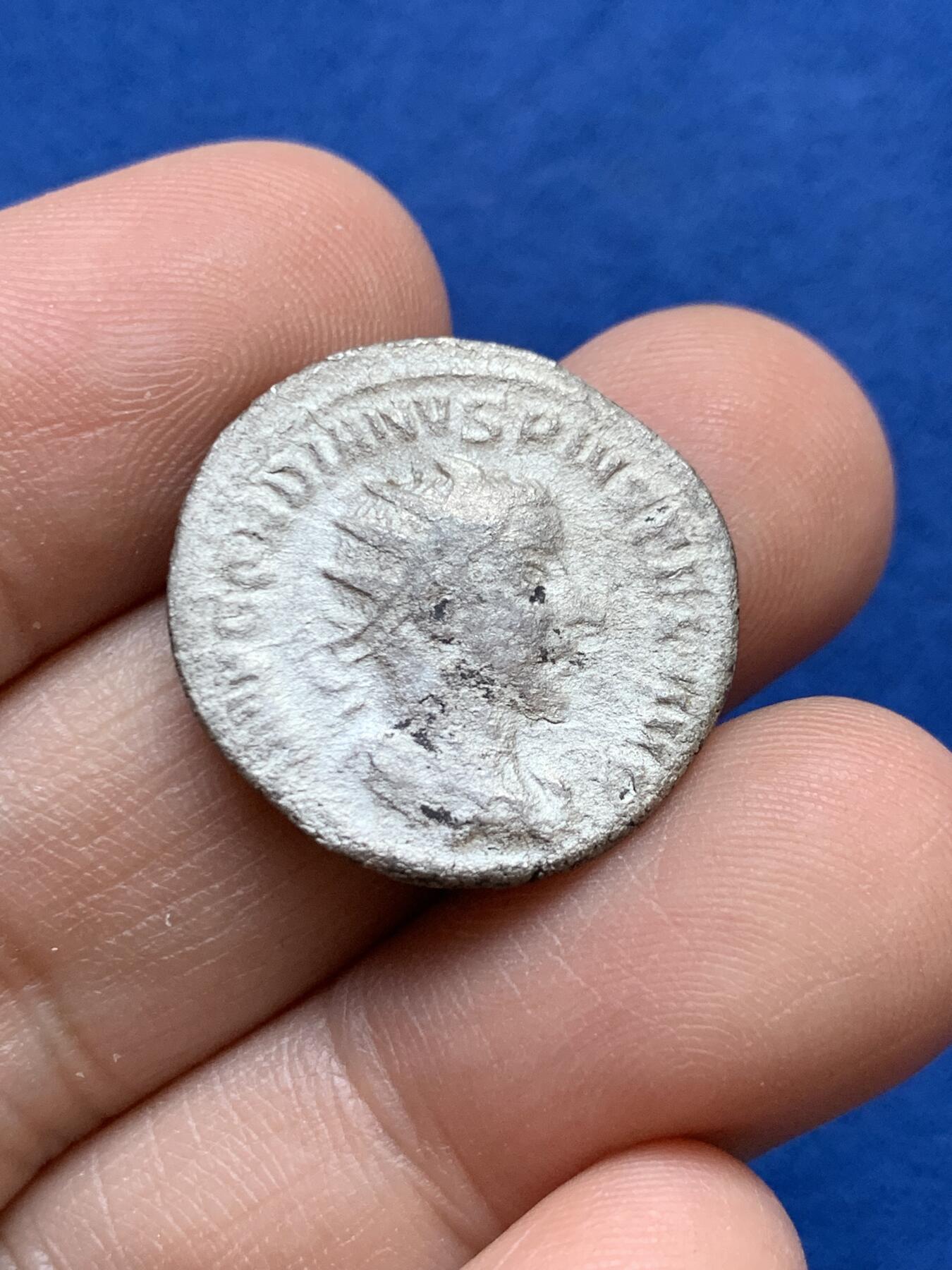 《竞宝斋》第439场 周日，周一，周二 3场连拍 （全场包邮） 公元前242-243年 古罗马戈尔迪安三世银币，背面大力神赫拉克勒斯打制的不错 3.3克