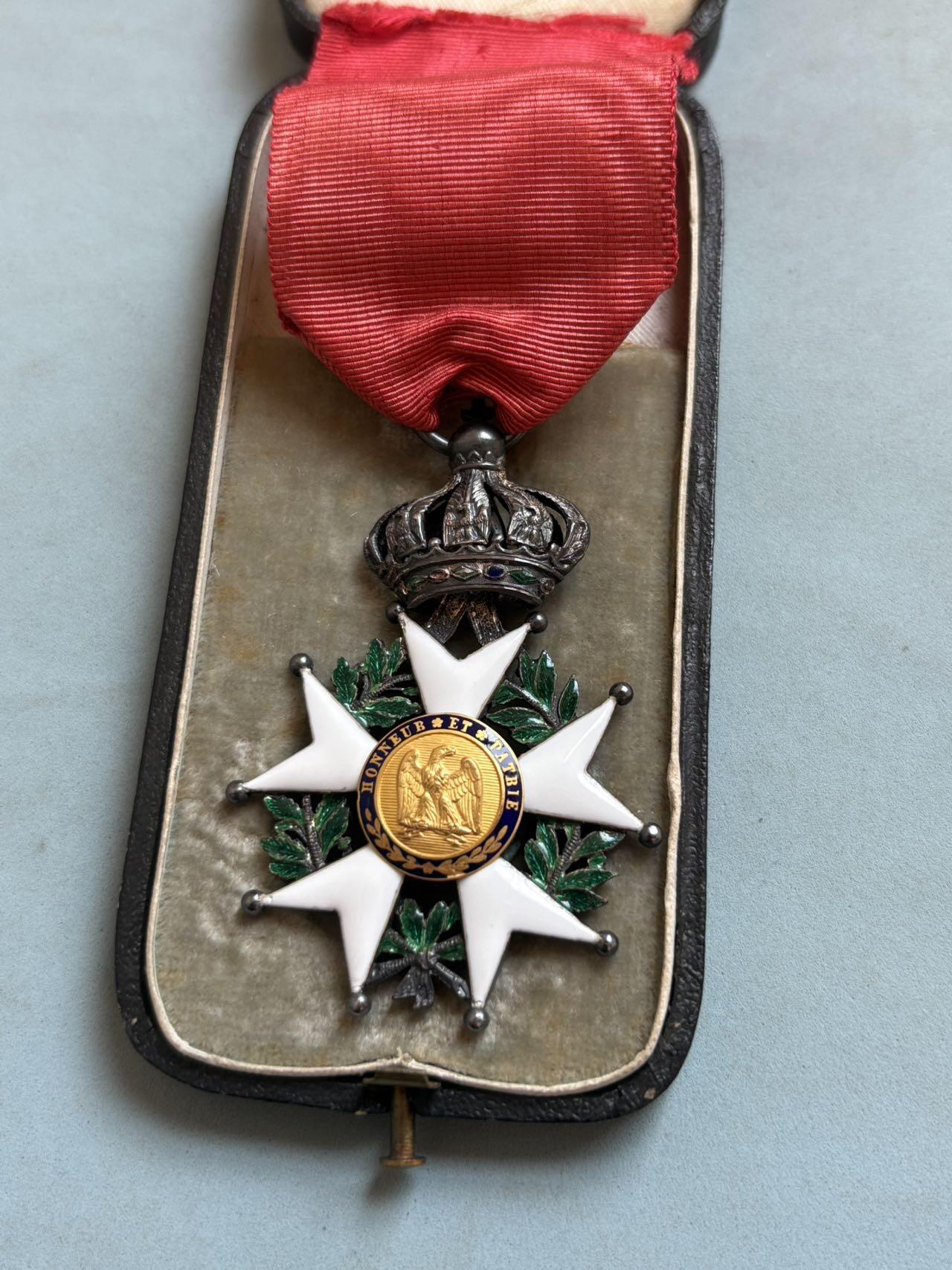 盛世勋华——号角文化勋章邮票专场拍卖第289期 法国骑士级荣誉军团勋章 银制（中心为金制） 珠宝商定制第二帝国版 带定制原盒，其制造商为Ouizille & Lemoine公司，法兰西第二帝国（1852-1870）“荣誉军团勋章”的官方制造商，同时为教皇、俄国皇室制作勋章（如圣弗拉基米尔星章）