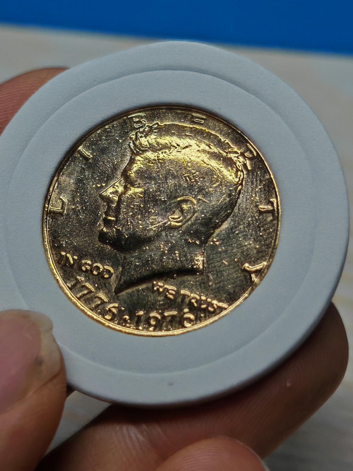 1976年美国独立200周年纪念币，肯尼迪半美元镀金币，背面印有独立宫图案，金光闪闪，值得收藏