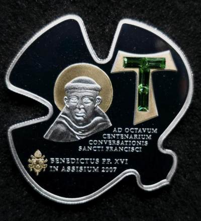 世界各国银币章专场（第24场） - 发行量少 库克群岛2007年教皇访问阿西西局部镀金镶嵌施华洛世奇绿水晶5元异形精制银币