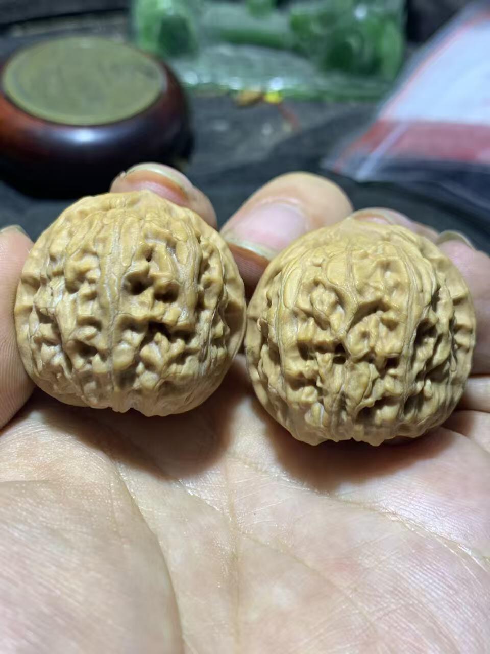 精美小众野生磐石狮子头手捻文玩核桃一对，