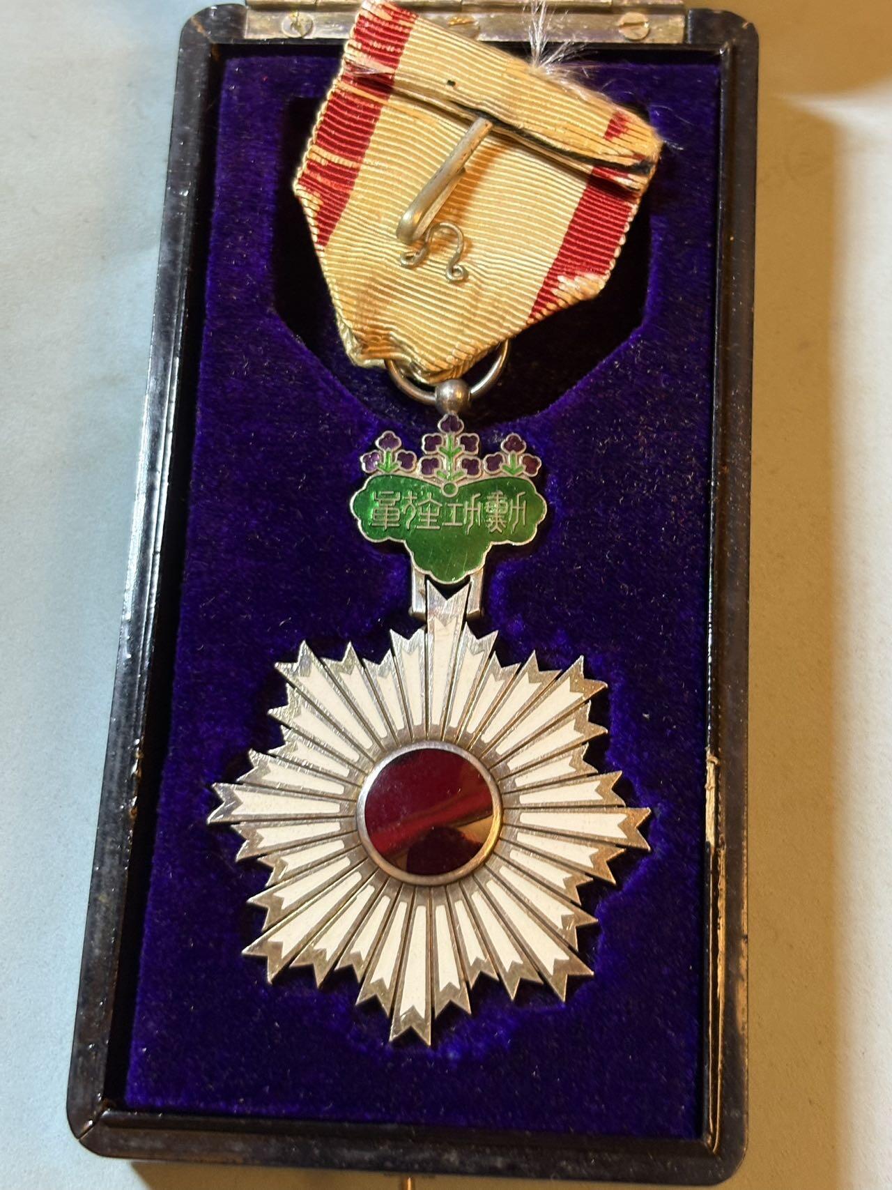 盛世勋华——号角文化勋章邮票专场拍卖第290期 日本勋五等双光旭日章 银制带原盒 明治时期