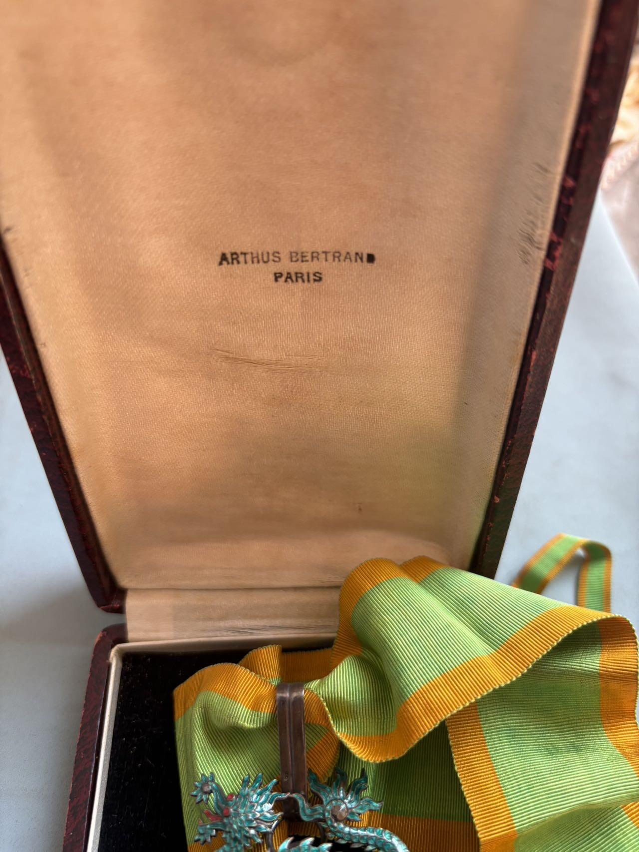 盛世勋华——号角文化勋章邮票专场拍卖第288期 法国安南指挥官级级青龙勋章 银制带银标的定制版本 巴黎亚瑟贝特朗珠宝商定制版， 带原盒