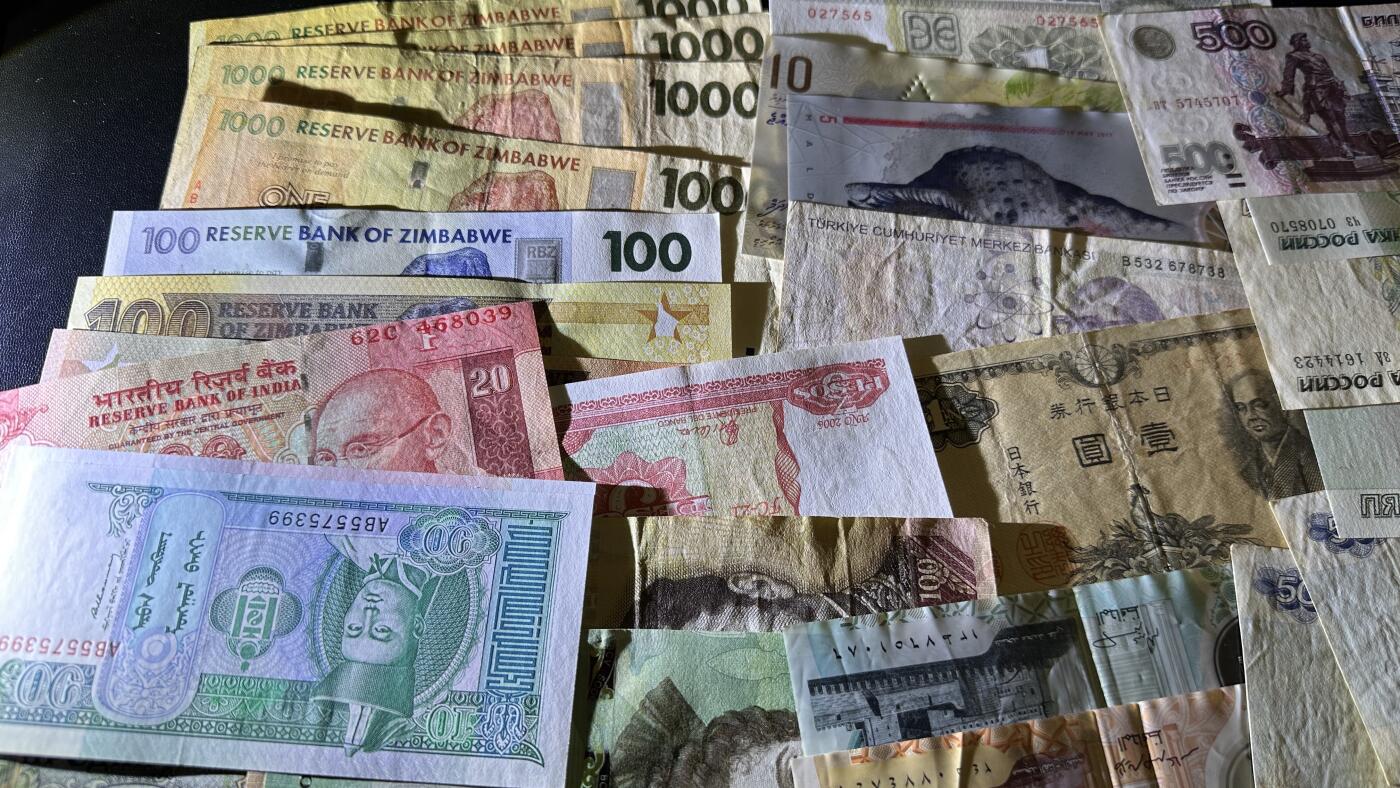 《外钞收藏家》第五百八十六期（品种丰富、精品多）（本平台长期征集拍品、欢迎藏友们联系合作） 多个国家大几十张纸币一起 部分纸币（印度小套币等）全新  大部分非全新 品相如图