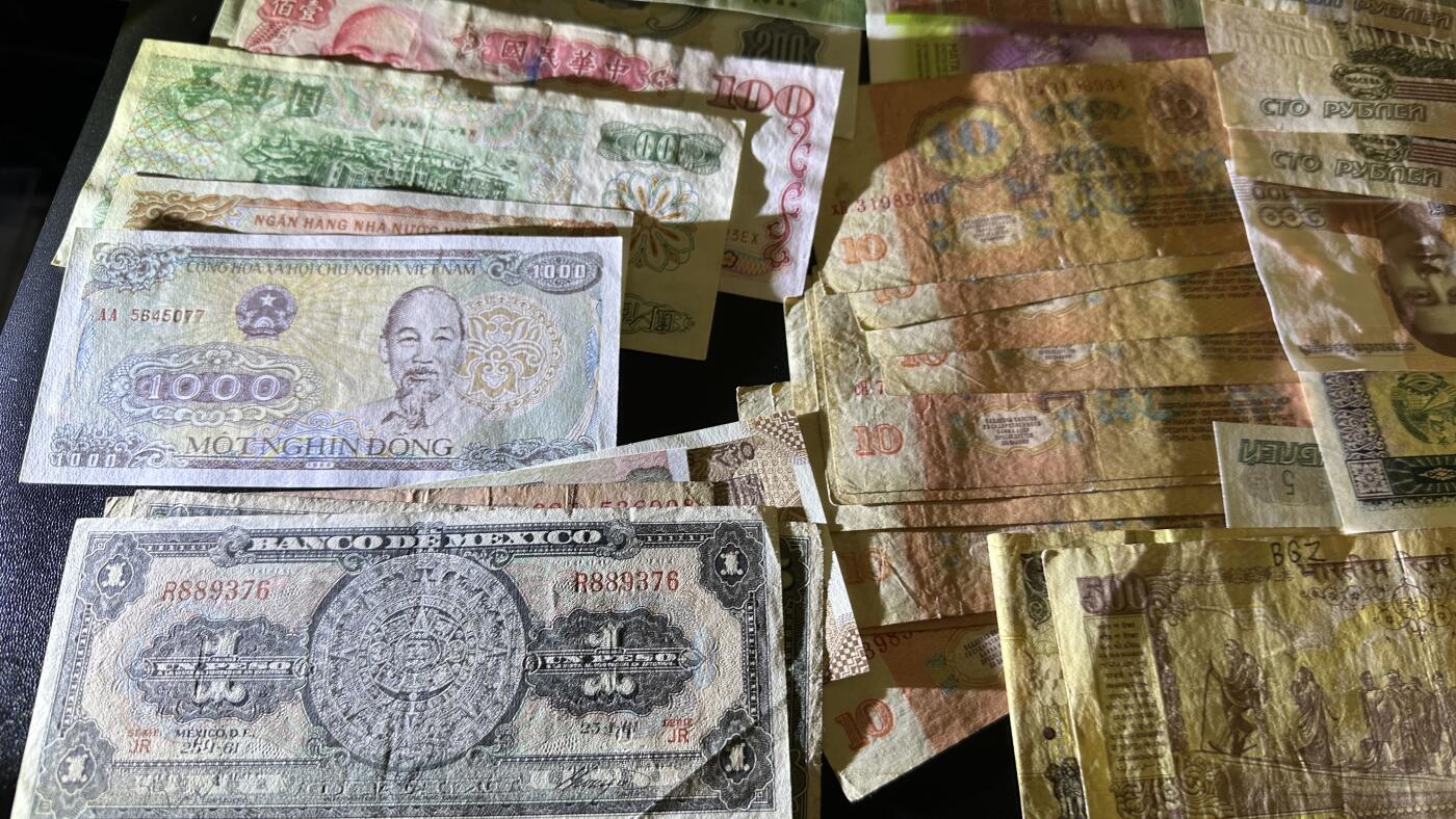 《外钞收藏家》第五百八十六期（品种丰富、精品多）（本平台长期征集拍品、欢迎藏友们联系合作） 多个国家大几十张纸币一起 部分纸币（印度小套币等）全新  大部分非全新 品相如图