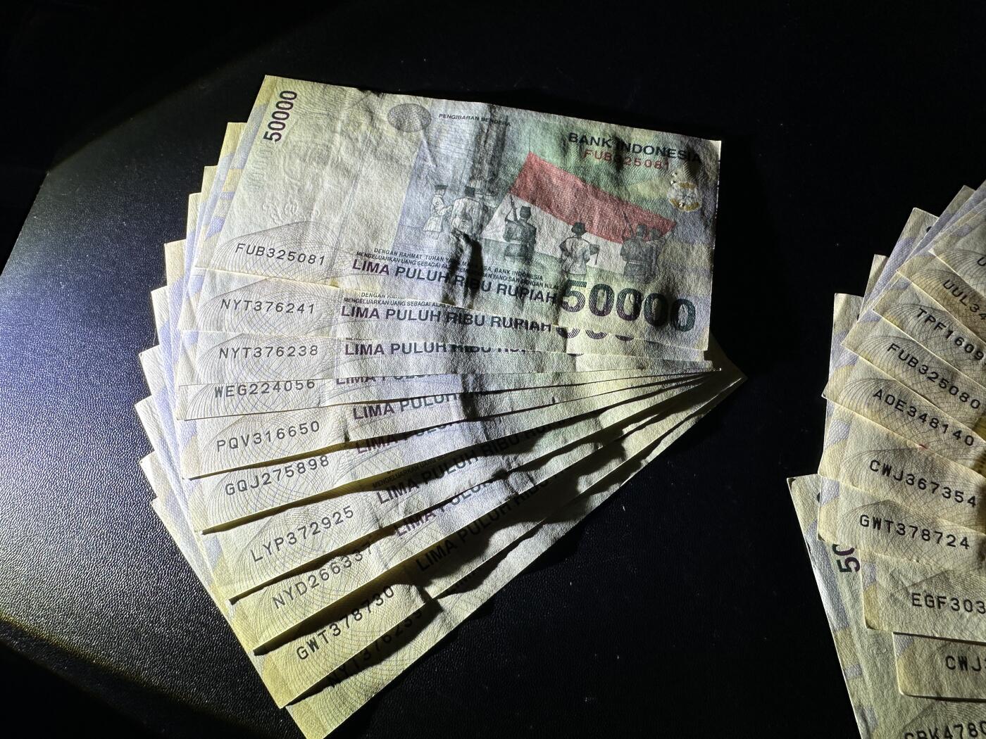 《外钞收藏家》第五百八十六期（品种丰富、精品多）（本平台长期征集拍品、欢迎藏友们联系合作） 1999年印度尼西亚5万面额 20张一起 非全新 品相如图