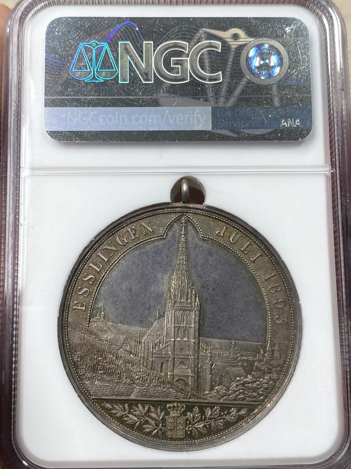 万国钱币拍卖第055期 NGC MS63 1893年德国符腾堡第十四届射击节纪念大银章 帝国鹰出现在符腾堡州章面少见 背面城市风格大教堂刻画极其细腻精致 镜面环篮调彩浆极美
