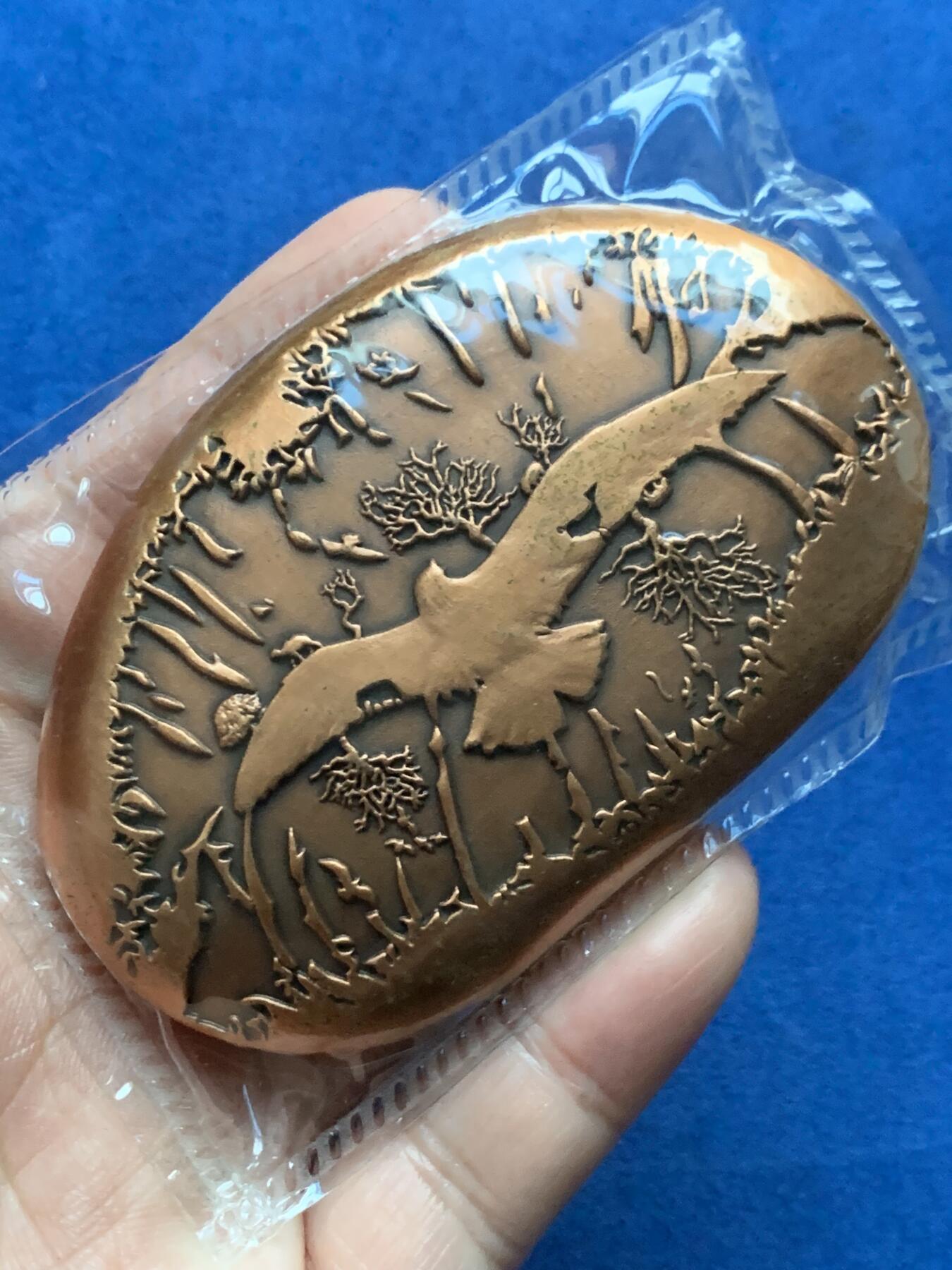 《竞宝斋》第439场 周日，周一，周二 3场连拍 （全场包邮） 寂静的春天铜章 采用新颖独特的鹅卵石形状 ，手感充实圆润 。人类细密的指纹 ，犹如岁岁年年的数轮，也如湖水荡漾的涟漪 。我们与大自然生生相惜 ，大自然就是我们的家 春意盎然 不再寂寞 不再静悄悄 ……规格为8.5cm×5.5cm，带袋总重约384.2克，限量发行黄铜365枚，紫铜365枚，发行编号水印证书 ，章上打号。