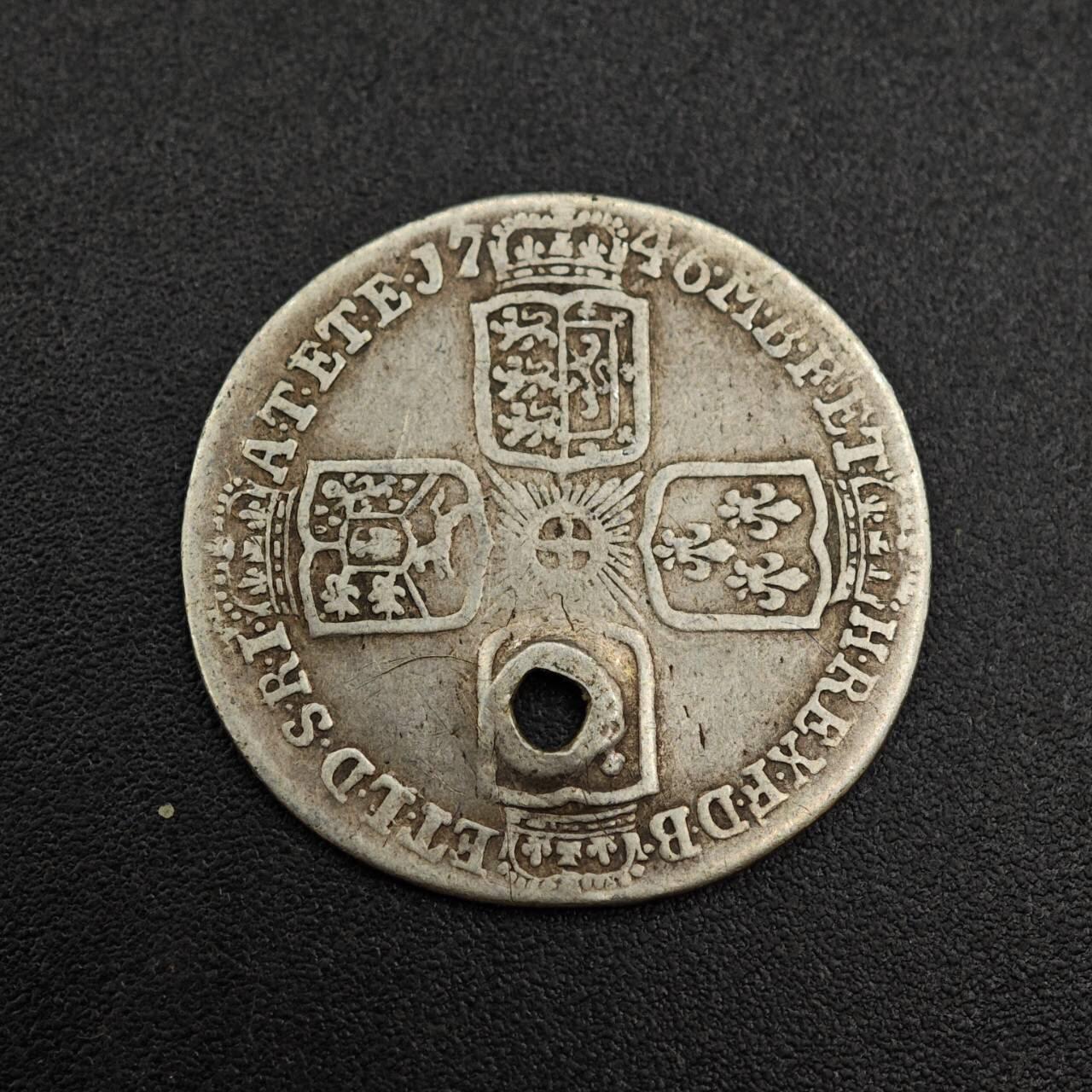 【淘币小摊】实时拍第七百九十九拍   银币套币场   满百包邮可预留二周 每周一统一发货   英国1746年乔治二世6便士银币有孔