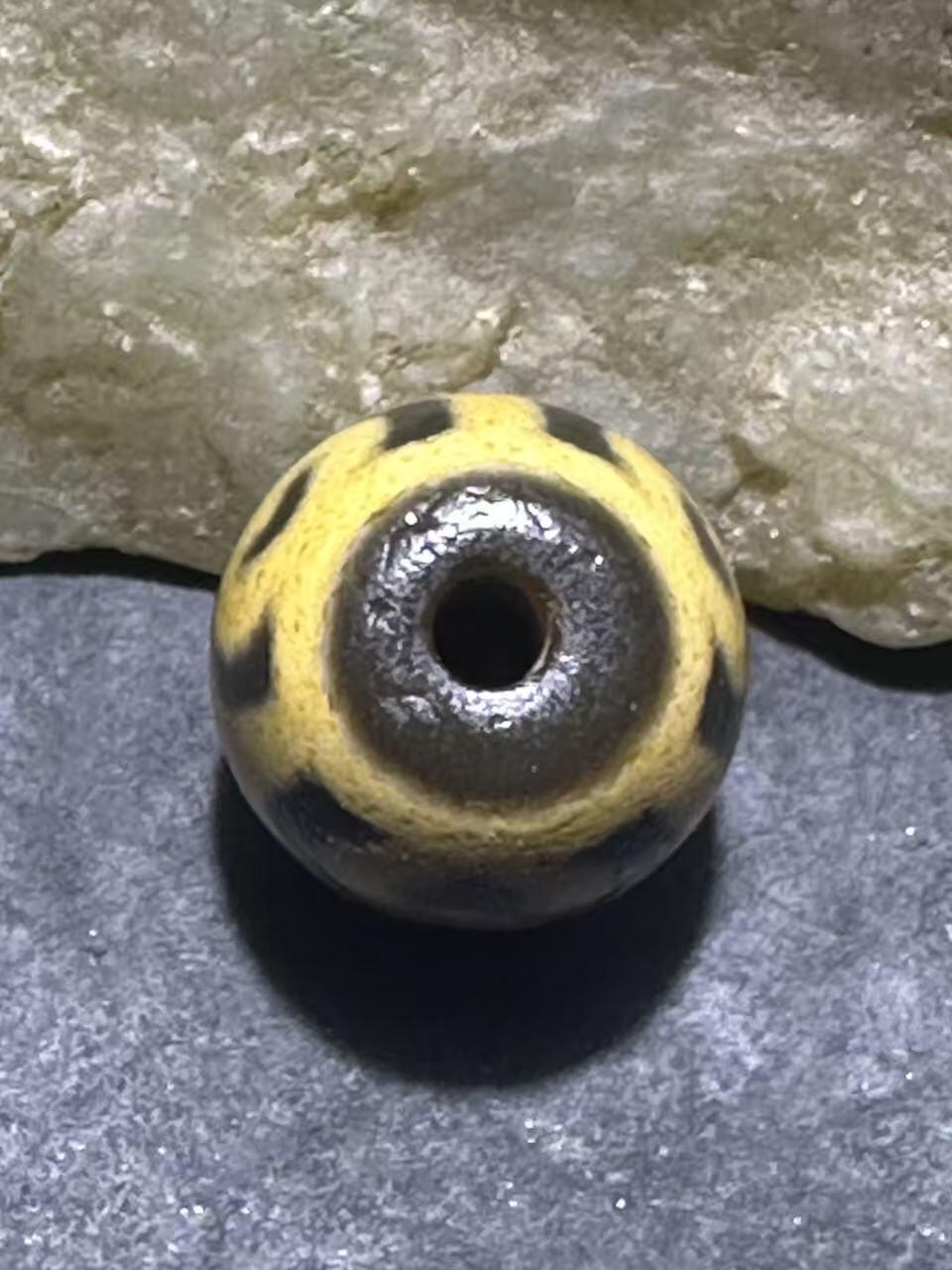 仅此一颗，精品藏传牙黄莲花玛瑙天珠一颗