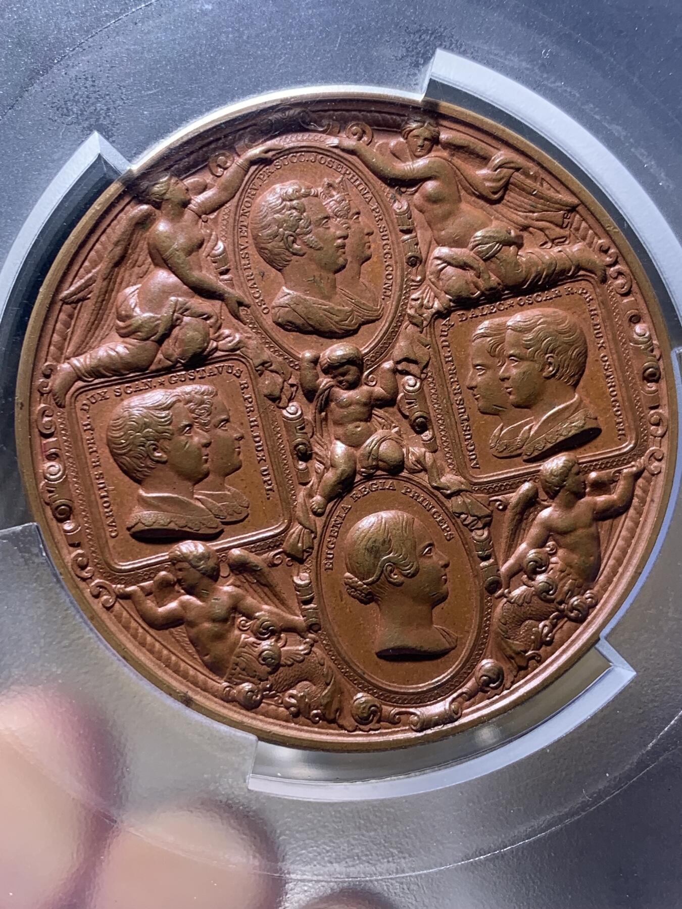 《竞宝斋》第439场 周日，周一，周二 3场连拍 （全场包邮） PCGS SP64 瑞典1842年卡尔十四和他的家人铜章，56mm， Ludvig Persson Lundgren雕刻。加大盒