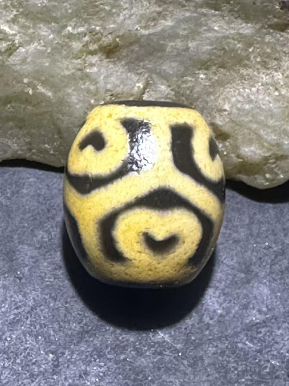 仅此一颗，精品藏传牙黄莲花玛瑙天珠一颗