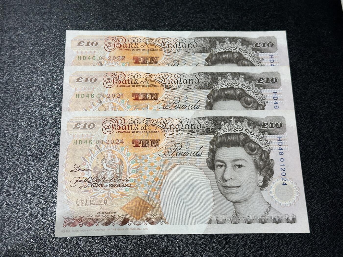 《外钞收藏家》第五百八十六期（品种丰富、精品多）（本平台长期征集拍品、欢迎藏友们联系合作） 英国E序列10镑 3张近连号 UNC-