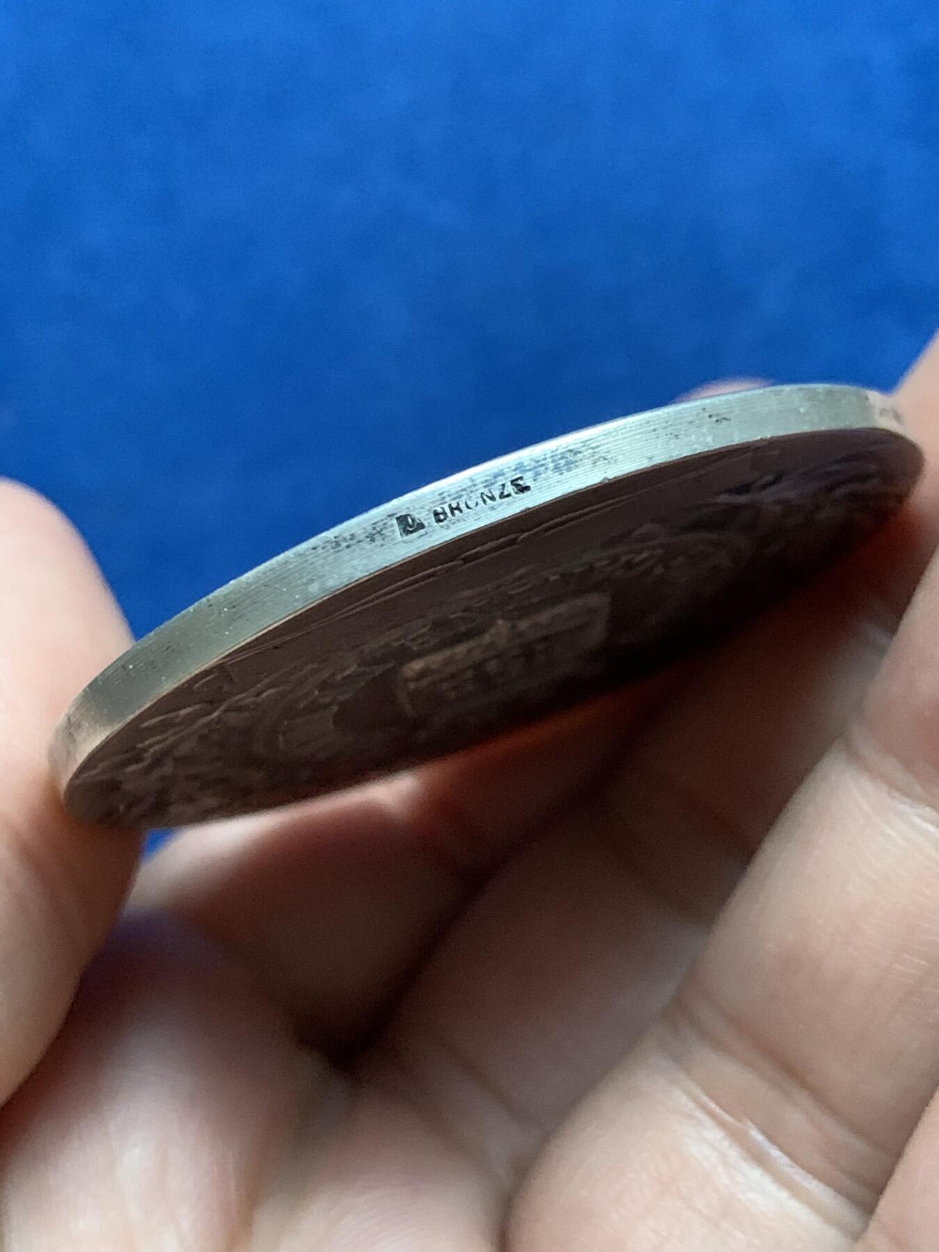 《竞宝斋》第439场 周日，周一，周二 3场连拍 （全场包邮） 1930年迪耶普犬展纪念镀银铜章 51.5克 50.5mm 带盒 好品